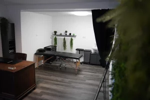 Tattoo-Arbeitsplatz im Studio in Bad Wörishofen mit Tattoomaschine, Hygienebereich und hochwertigem Equipment.