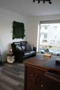 Gemütliche Sitzecke im Tattoo Studio Bad Wörishofen – perfekter Ort zur Vorbereitung auf das nächste Tattoo.